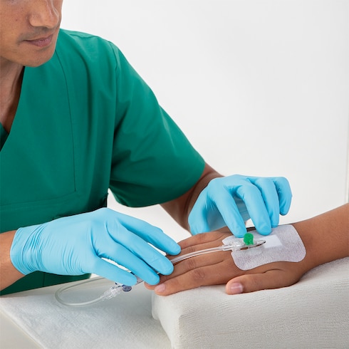 Aanbrengen van canules met Leukomed I.V. nonwoven door Leukoplast